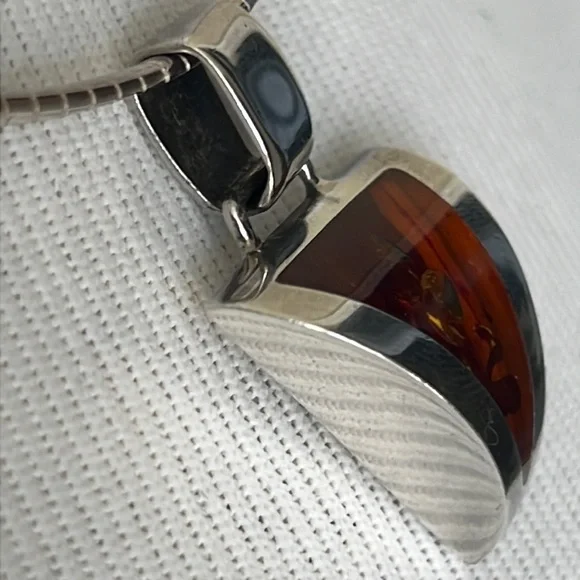 Gorgeous Vtg modernistic triangle Amber .925 sterling silver pendant 9.7g - Picture 9 of 11